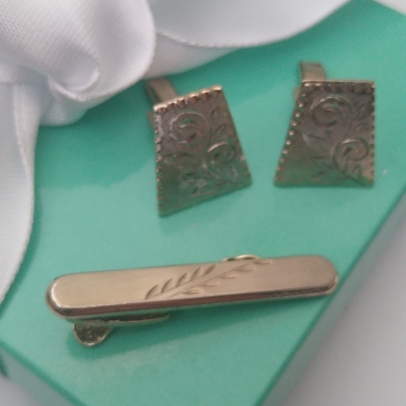 Vintage Goldtone Etched Hickok USA Tie Bar and Trapezoid Shaped Cufflink… - Picture 5 of 8